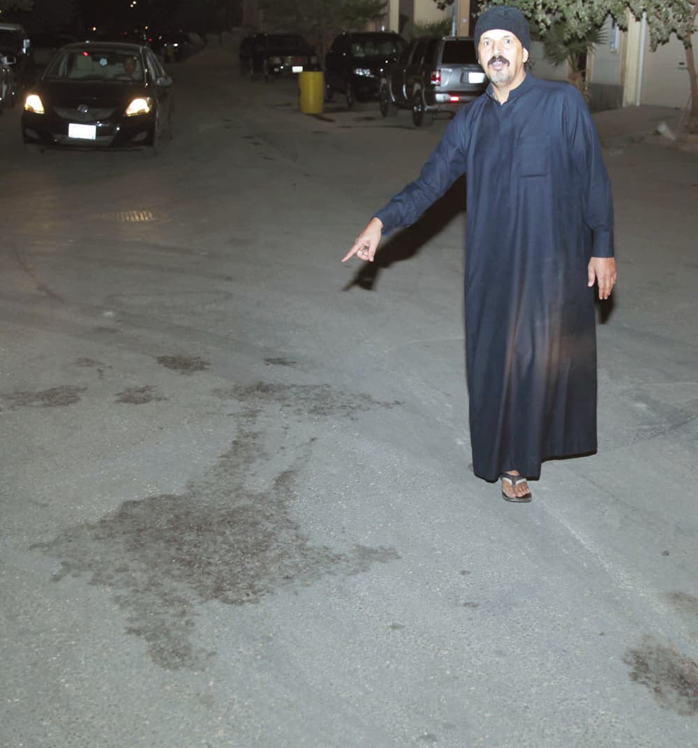 مواطن يشير إلى أثار دماء الإرهابيين. تصوير: خالد الخميس - «الاقتصادية»