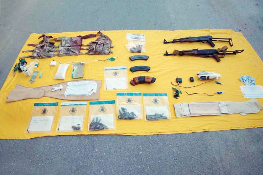 المضبوطات التي كانت بحوزة الإرهابيين داخل وكرهم في حي الياسمين. «واس»