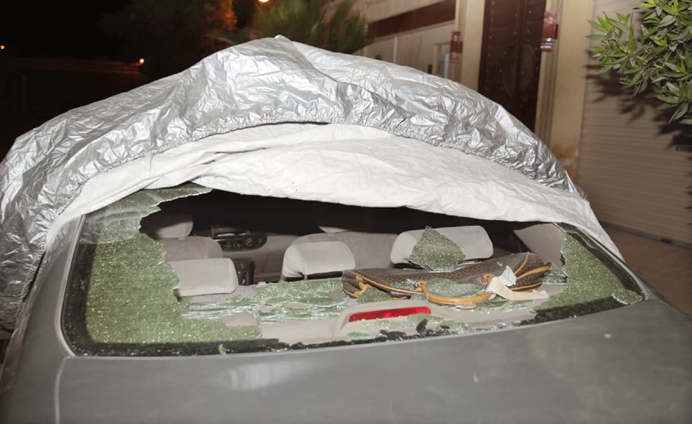 سيارة متضررة من آثار إطلاق النار.