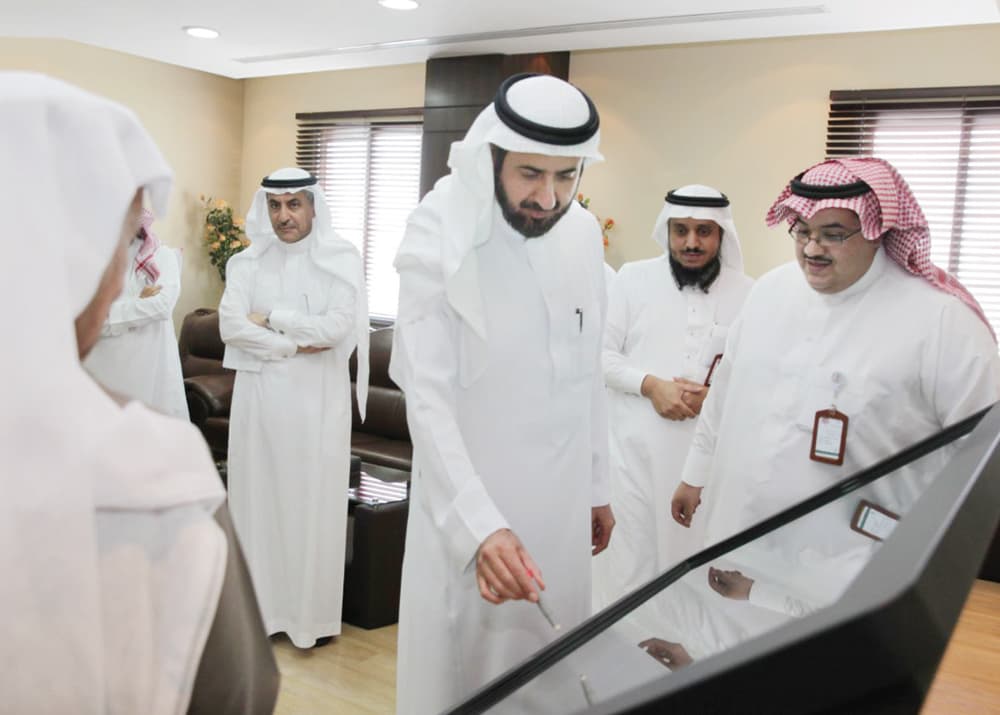 د. الربيعة خلال تدشين الخدمات الإلكترونية للترميز الطبي أخيرا. «واس»