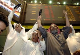 متداولون كويتيين سعداء بوقف التداول في بورصة الكويت للأوراق المالية الذي توقفت اليوم  بأمر من المحكمة بهدف كبح هبوط السوق ومنع ح