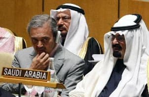 خادم الحرمين الشريفين الملك عبدالله بن عبدالعزيز خلال جلسات مؤتمر حوار الأديان ويبدو في الصورة الأمير سعود الفيصل وزير الخارجية 