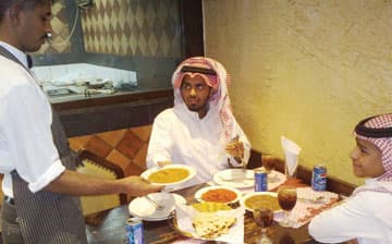 المطاعم الهندية تجذب السعوديين بحرارتها