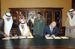 نائب خادم الحرمين الشريفين يوقع عقود الإدارة التجارية للمطارات الدولية بـ 579.5 مليون ريال