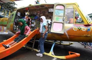 طائرة هليكوبتر تبرعت بها القوات الجوية الفلبينية لتحويلها إلى لعبة للأطفال المسلمين في الفلبين (الألمانية)