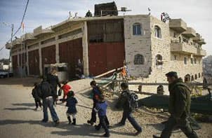 أسرة فلسطينية يطردون من منزلهم  بأمر من الجيش الإسرائيلي ( أ.ب )