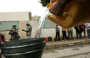مواطنين عراقيين بانتظار  ملء الحاويات البلاستيكية من البنزين وزعتها عليهم الحكومة العراقية(أب)
