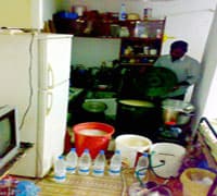 سائق يحول منزل أسرة كفيله إلى مصنع خمر