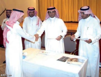 البلطان يكرم المشاركين في دورة الخط العربي