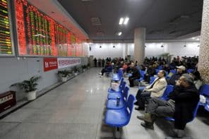 مستثمرون صينيون يراقبون أسعار الأسهم حيث إنخفضت بـ 1.6%  في تشنغدو جنوب غرب الصين (الفرنسية)