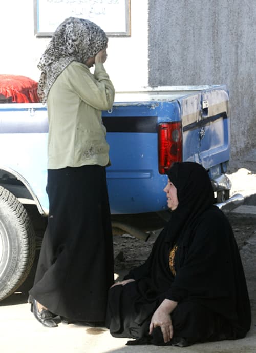 عراقية تنتظر إستلام جثمان أحد اقاربها  الذين قتلوا في انفجار قنبلة خارج مستشفى الكندي في مشرحة بغداد (رويترز)