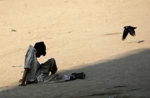 أحد العمال المهاجرين من شمال الهند بحثا عن العمل  في بومباى (رويترز)