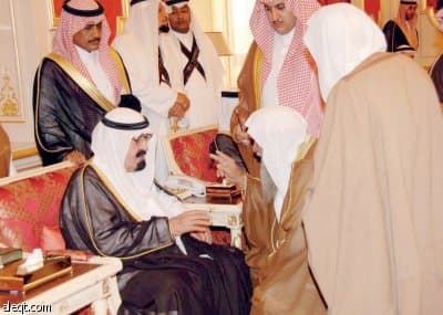 الملك يتسلم رسالة من أمير الكويت.. ويستقبل الأمراء والمسؤولين والمواطنين