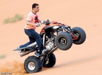 السيارات "المرهمة" تعزف سيمفونيتها على رمال "أم دكة"