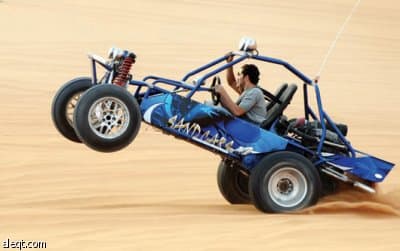 السيارات "المرهمة" تعزف سيمفونيتها على رمال "أم دكة"