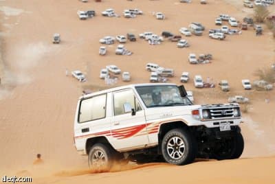 السيارات "المرهمة" تعزف سيمفونيتها على رمال "أم دكة"