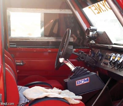 السيارات "المرهمة" تعزف سيمفونيتها على رمال "أم دكة"