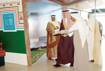 سلطان بن سلمان يطلع على بوابة عسير في مطار أبها