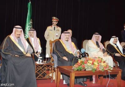 ولي العهد يلتقي مجموعة من الطلبة السعوديين المبتعثين في أمريكا ويهديهم 10 آلاف دولار
