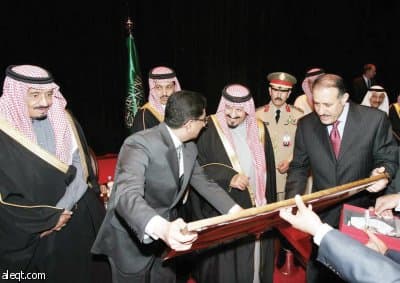 ولي العهد يلتقي مجموعة من الطلبة السعوديين المبتعثين في أمريكا ويهديهم 10 آلاف دولار