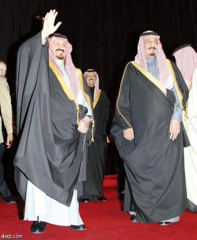 ولي العهد يلتقي مجموعة من الطلبة السعوديين المبتعثين في أمريكا ويهديهم 10 آلاف دولار
