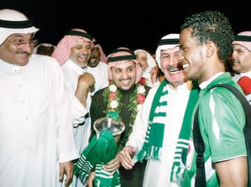 طائرة تحبس الأهلي ساعة في مطار جدة
