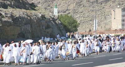جموع الحجيج يتوافدون على منى لقضاء يوم التروية