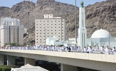 جموع الحجيج يتوافدون على منى لقضاء يوم التروية