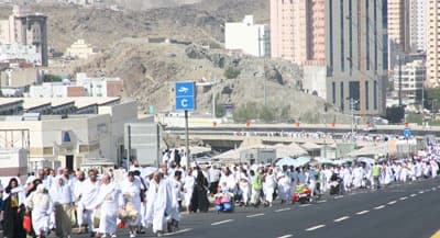 جموع الحجيج يتوافدون على منى لقضاء يوم التروية