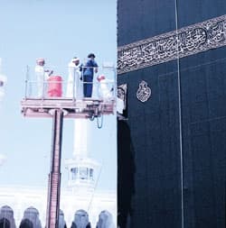 استبدال كسوة الكعبة المشرفة