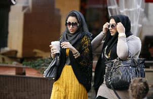 سائحتان في وسط بيروت حيث كان عام 2008م عام السياحة في لبنان ( الفرنسية )