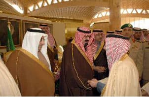 خادم الحرمين يصل إلى روضة خريم ويستقبل محافظها ورؤساء الإدارات والمراكز