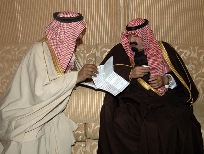 خادم الحرمين يصل إلى روضة خريم ويستقبل محافظها ورؤساء الإدارات والمراكز