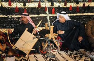 خالد الفالح رئيس أرامكو الجديد يستمع إلى الربابة في أجواء بدوية في الظهران (رويترز )