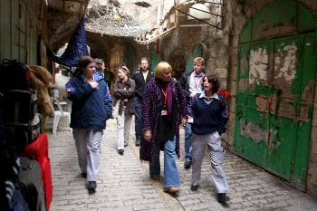رئيسة حزب الخضر الألماني وفريقها في زيارة لأحياء الخليل القديمة في فلسطين (د ب أ)