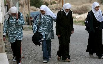 طالبات فلسطينيات في طريق العودة للمنزل من المدرسة غرب مدينة رام الله الفلسطينية (د ب أ)