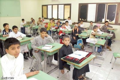 تكدس الطلاب..مشكلة تتكرر كل عام .. و"التربية" تعترف بالعجز عن حلها