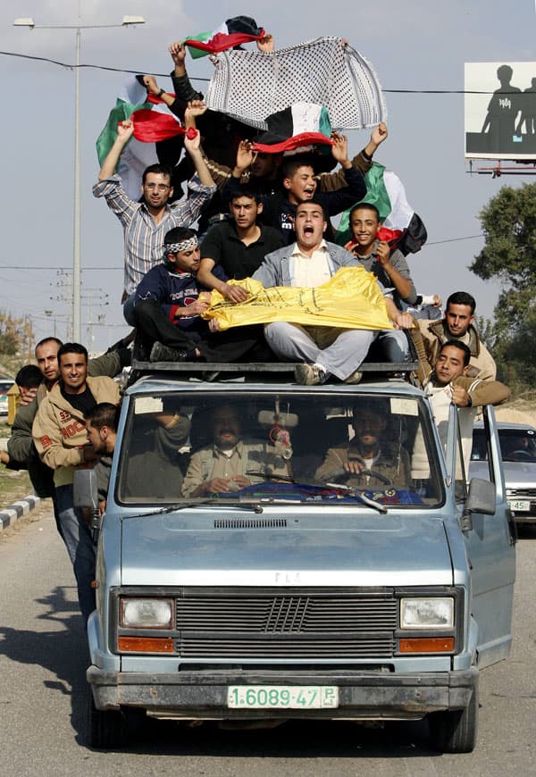 الفلسطينيين يحتفلون بعد إطلاق سراح  فلسطينيين من السجون الإسرائيلية  في بلدة بيت حانون في شمال قطاع غزة (رويترز)