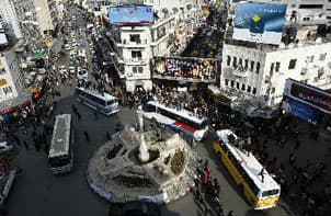 حافلات الفلسطينيين المفرج عنهم من السجون الإسرائيلية في موكب يجوب شوارع رام الله في الضفة الغربية (الفرنسية )