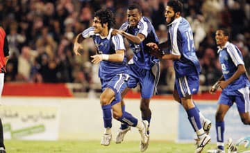 الاتحاد يفتك بالوطني.. والهلال يجندل الرائد