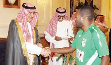 سلطان يكافئ أبطال الخليج .. ويعفو عن معيزة الأهلي