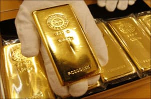 انخفاض الذهب مع تحسن الدولار واستقرار النفط