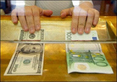 انخفاض سعر صرف اليورو أمام الدولار الأمريكي تحت مستوى 1.40 دولار