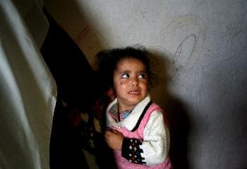 طفلة فلسطينية (خمس سنوات) تبكي خلال تشييع شقيقها في مخيم جباليا شمال قطاع غزة (د ب أ)