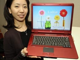 موظفة في شركة LaVie  تعرض أحدث كمبيوتر محمول في طوكيو مجهز بمعالج P8600 (2.4GHz) ، 4GB الذاكرة و15.4 بوصة و شاشة TFT.