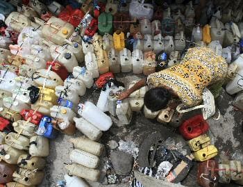 قرويون في اندونيسيا (جاوه) و طوابير طويلة للحصول على الوقود في الأواني البلاستيكية (رويترز)