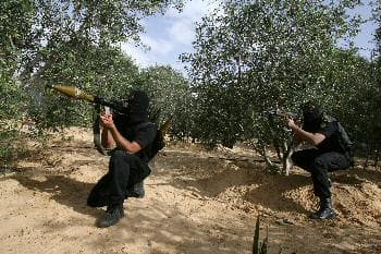 نشطاء فليسطينيون من سرايا القدس يشاركون في دورة تدريبية في خان يونس جنوب قطاع غزة (الفرنسية)