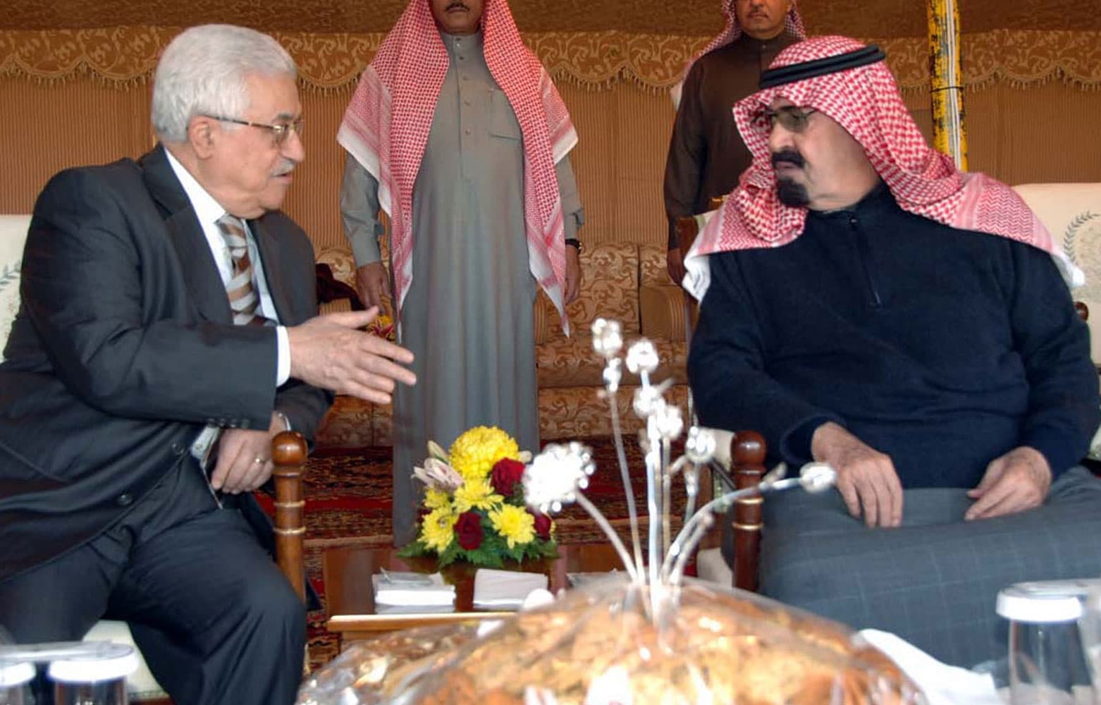 خادم الحرمين يستقبل عباس ويهاتف مبارك وبوش ويتلقى اتصال أمير قطر