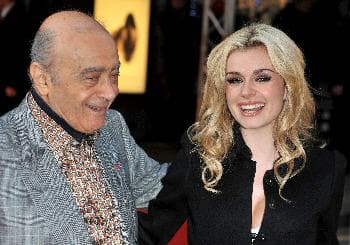 المغنية الكلاسيكية الويلزية كاثرين جينكنز في متجر هارودز مع مالكه الفايد (د ب أ)