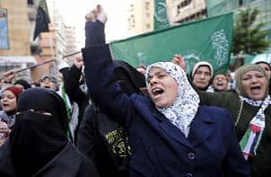 آلاف الفلسطينيين واللبنانيين في بيروت يخرجون إلى الشوارع في مظاهرات ضد الهجوم الاسرائيلي على غزة ( د ب أ )